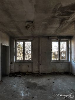 Raum mit zwei Fenstern und einer schönen Lampe