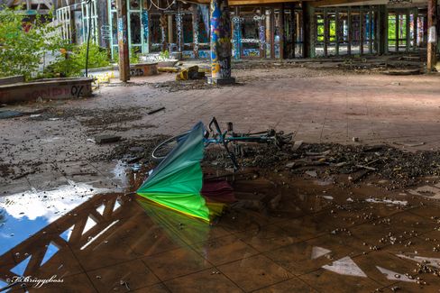 Regenschirm mit Pfütze