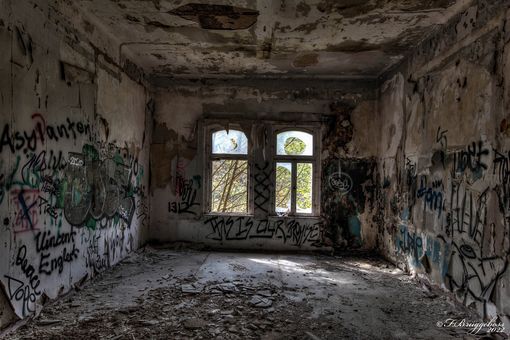 Zimmer mit 2 Fenstern