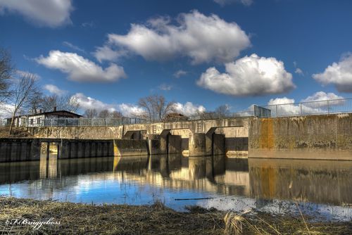 Oben verläuft der Mittellandkanal