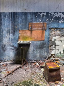 Waschbecken mit Hocker