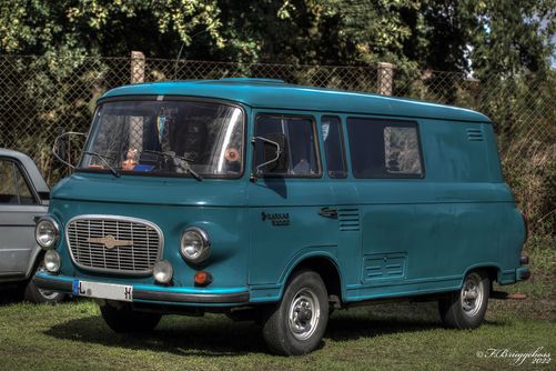 Auf dem Parkplatz stand ein schöner Oldtimer