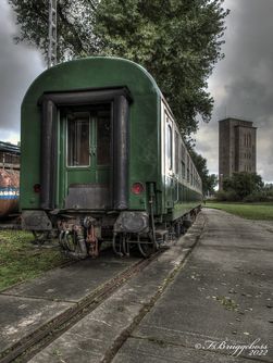 Personenwagen mit Verwaltungsgebäude