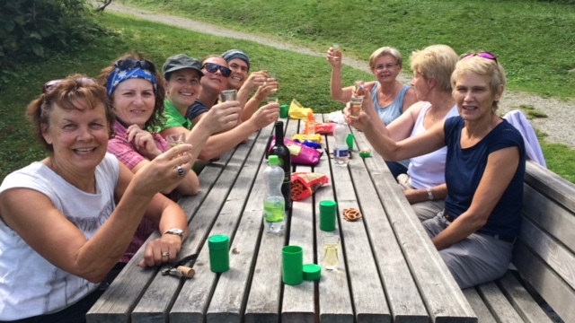 Pause beim Wandern in Obersaxen