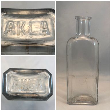 akla-textflaska-flaska-relierfflaska-gammal-i-botten