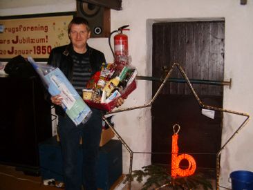 Niels Erik foran det vindende forslag: en stjerne med en juledekoration indeni.