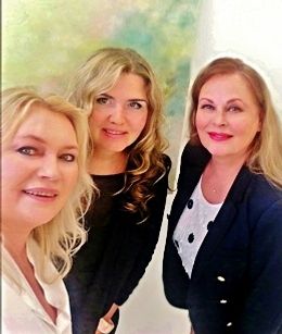 Ihastuttava Miss Universum, naistyön koordinaattori ja yrittäjä Anne Pohtamo avasi taiteilija Nina Nahkalan näyttelyn syyskuussa 2019.