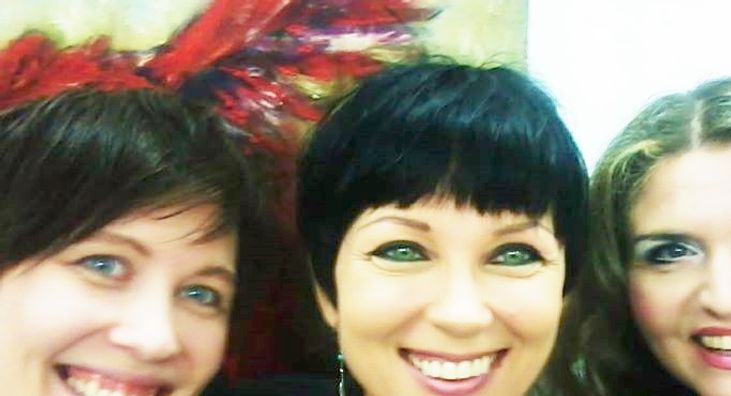 Taiteilija Eliya Zweygberg, Katariina Souri ja galleristi Militza Joki avajaisissa toukokuussa 2017.