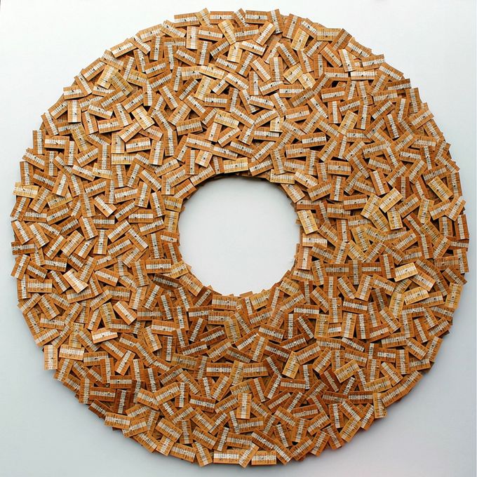 Uden titel, 2021, assemblage  (cirkelformet) af pap. I hvid kasseramme 120 x 120 cm. - 29.000 kr. - SOLGT
