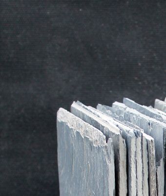 Uden titel, 2022, skiffer og jern, 35 x 20 x 15 cm