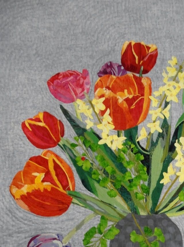Sidste år fik jeg en buket tulipaner til min fødselsdag af min gode veninde Lisbeth. Buketten fotograferede jeg - og den indgår nu i min nye Quilt: It looks like spring. 
Quilten er 107cm. bred og 102 cm høj høj