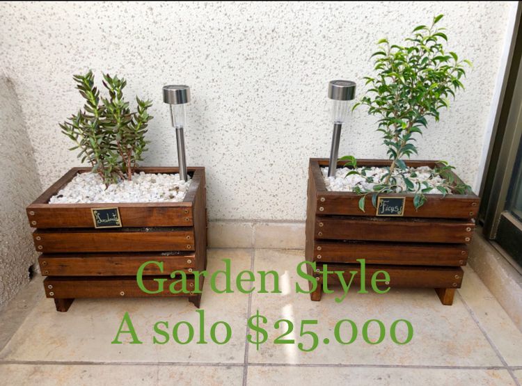Jardinera de Piso con Farol Solar y piedra decorativa (incluye Planta a elección). Medidas 30cm ancho x 25cm alto x 18cm de fondo, Valor 25mil. Contacto +56999390065
