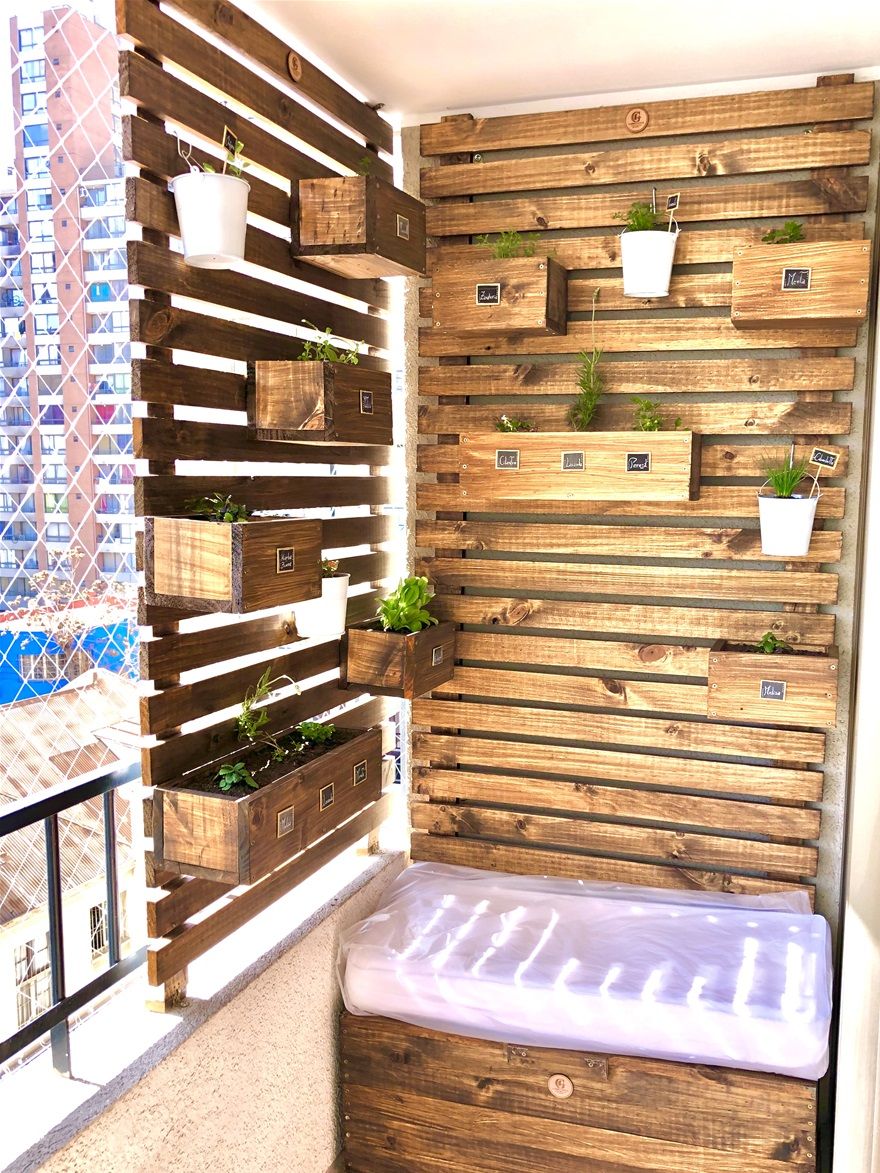 Balcón ideal, incluye 2 Huertos Verticales a medidas (imagen de 175cm de alto x 80cm de ancho) 17 plantas a elección (7 macetas individuales 2 macetas largas capacidad 3 plantas y 4 baldes cada uno con sus plantas) + Asiento/Baúl con cojín de alta densidad proyecto completo con despacho e instalación incluida, valor 315mil. Contáctanos y danos tus medidas.