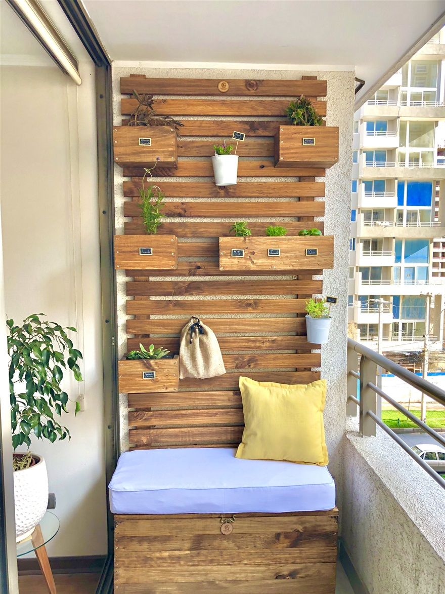 (HMBA-9P) Balcón Soñado, incluye Huerto Mural de 175cm de alto x 80cm de ancho con 9 plantas incluidas más Baúl/Asiento de 80cm de ancho x 40cm de profundidad y 40cm de alto incluye cojín Garde Style de alta densidad con forro lavable, incluye despacho e instalación su valor total es de 225mil, disfruta de tu espacio soñado para tu balcón, contacto +56999390065