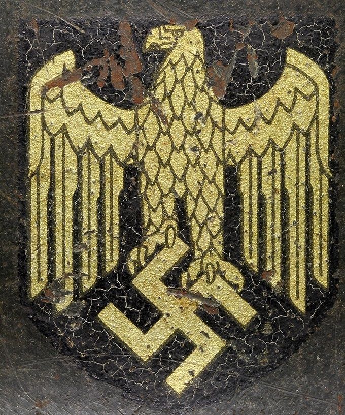 ET decal from an M40. Note the golden color which is caused by the added lacquer yellowing from age. The black background exhibits heavy cracking.