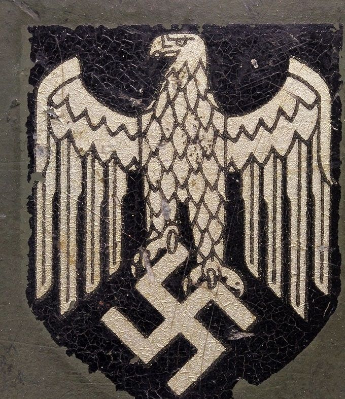 ET decal from an M35. Right foot has a slightly different design than the decals presented above. Note the significant «dimple» in the far right talon. Here can we see significant cracking in the black background similar to the decal shown above.