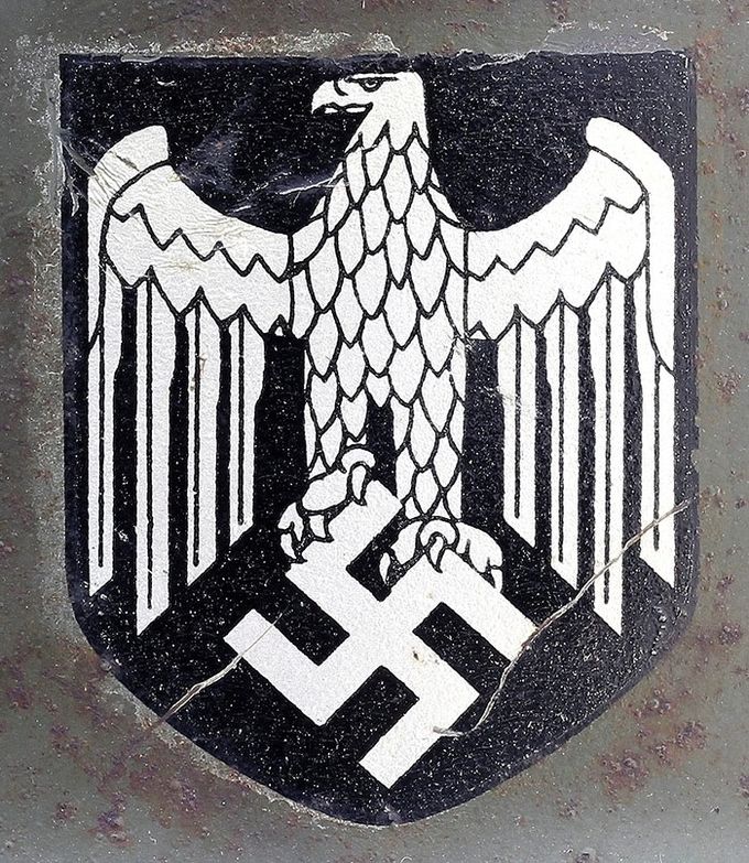 Quist decal on an M35 Quist. This decal differs markedly from other Heer decals by its prominent large talons, especially on the left foot. Notice the eagle’s flat forehead. Collectors refer to this decal as the 