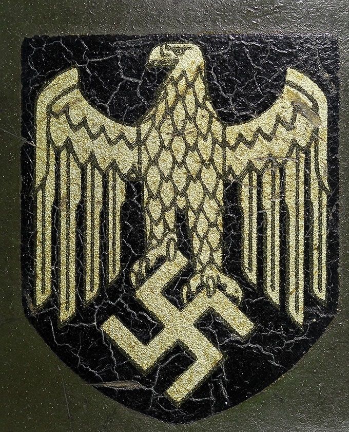 Decal on an M35 SE. This decal is also found on ET helmets. Notice the prominent cracking of the black background.