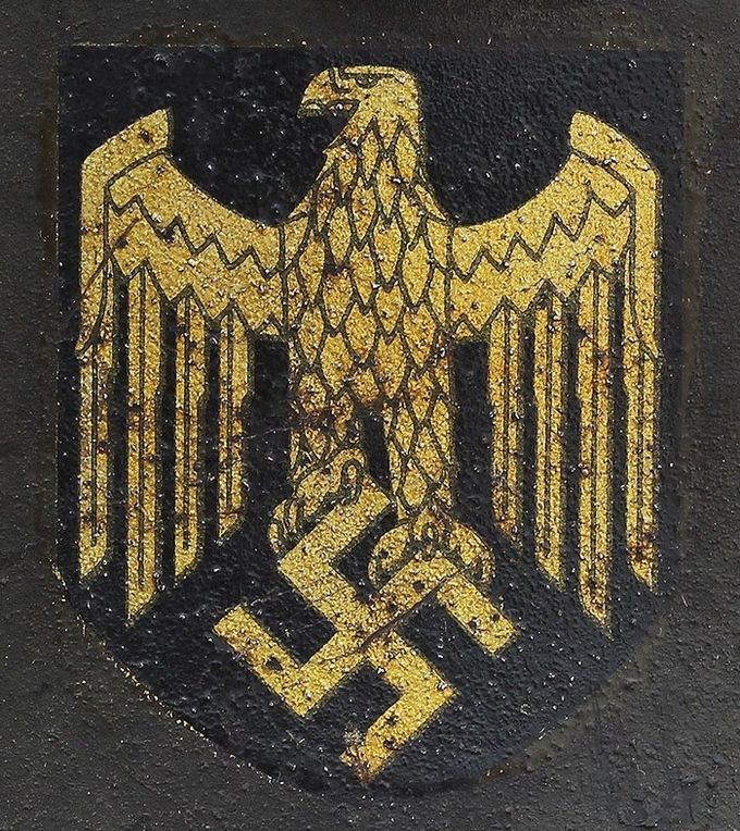 Huber-Jordan & Koerner early version. This one is on an M18 that was reissued with new paint and M31 liner. Note the golden color indicating a thick layer of lacquer. This gold color is often mistaken for a Kriegsmarine decal. 