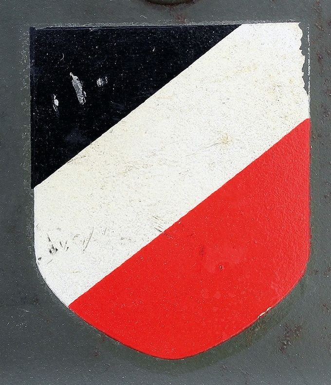 The national shield on the same M35 Quist shown in the picture above.