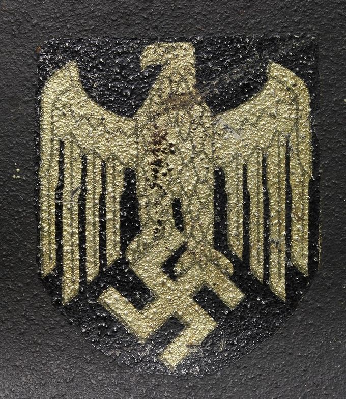 A Heer decal on an M35 ET reissue. Notice the early decal commonly found on WW1 reissues. A Methner & Bürger with the typical turn-down beak (can-opener beak).  