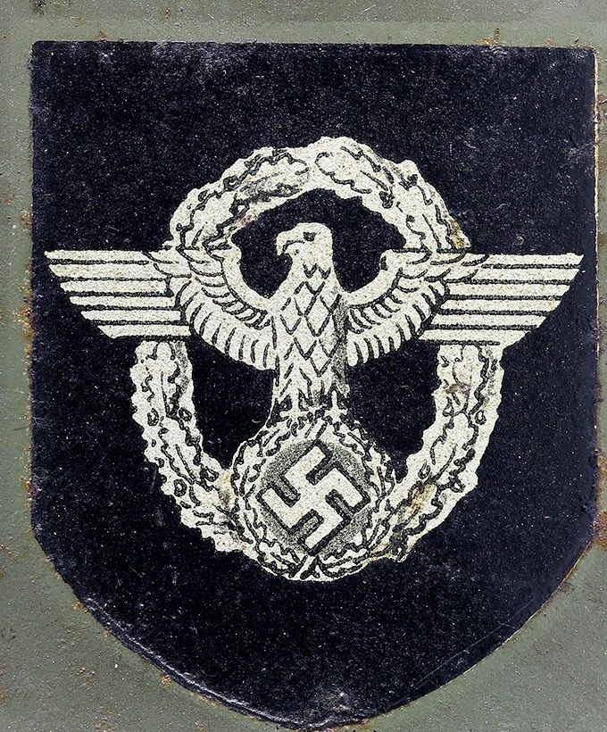 Polizei decal (borderless) on an M35 Quist. Notice the eagle’s wide neck and the prominent black border around the swastika. This decal was manufactured by Methner & Bürger, Berlin.