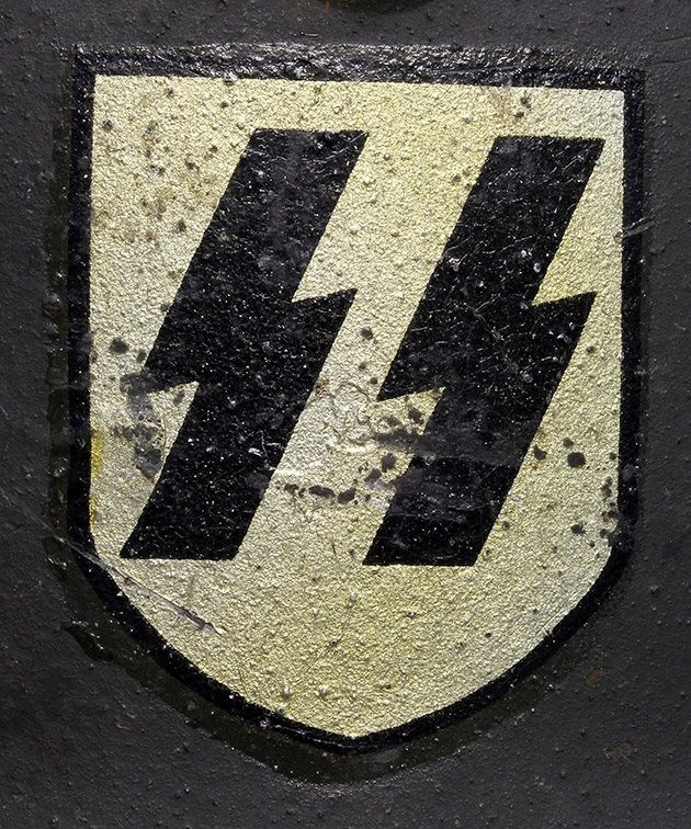 SS decal on an M40 ET. Notice the thick layer of lacquer surrounding the edges of the decal and also the decal’s distinct black borderline. Also note that the bottom of the shield comes to a tip and is not fully rounded.