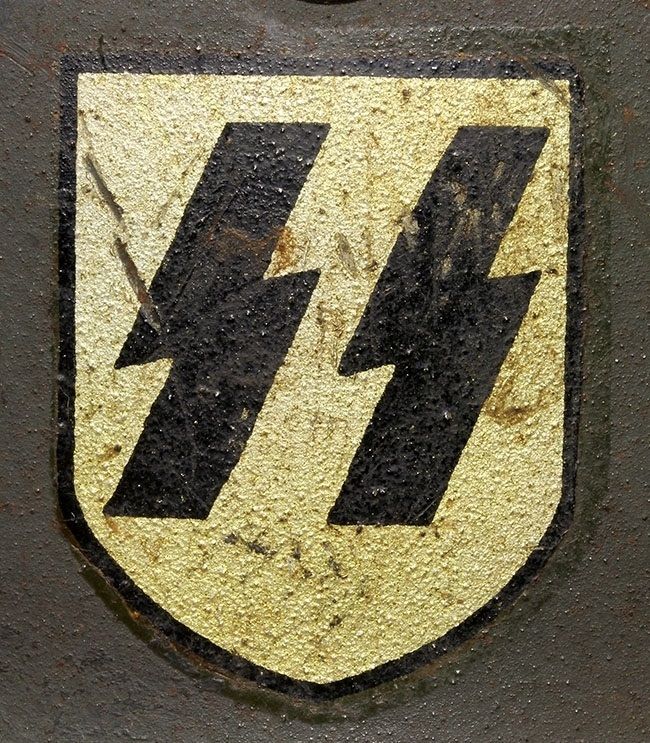 SS decal on an M40 ET. There is much residual lacquer around the edges of the decal. 