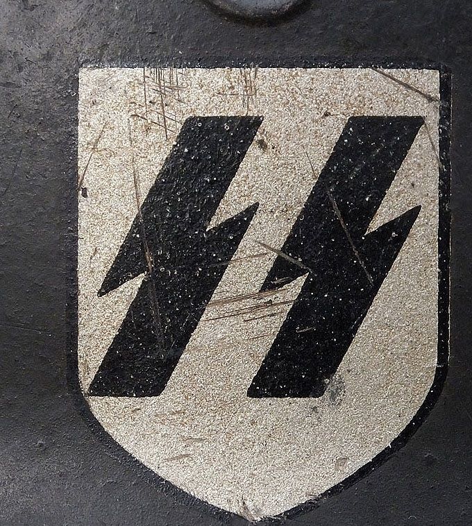 SS decal on an M40 EF. These SS runes have more or less the same form as those on Quist decals. Note the shape of the shield - the break is more rounded compared to Quist and C.A. Pocher shields (Photo Courtesy Tony Schnurr).
