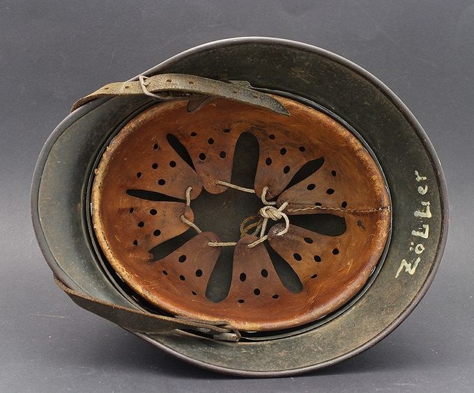 A leather liner with a different color, due to either a different dyeing process during manufacturing, postwar storage or wear (sweat, moisture etc.)