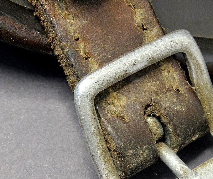Early chinstrap aluminum buckle on an M40.