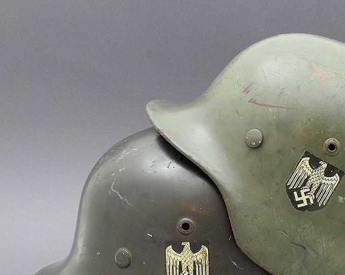 Two M35 helmets with smooth paint finish. To the left an NS and to the right a matte SE.  