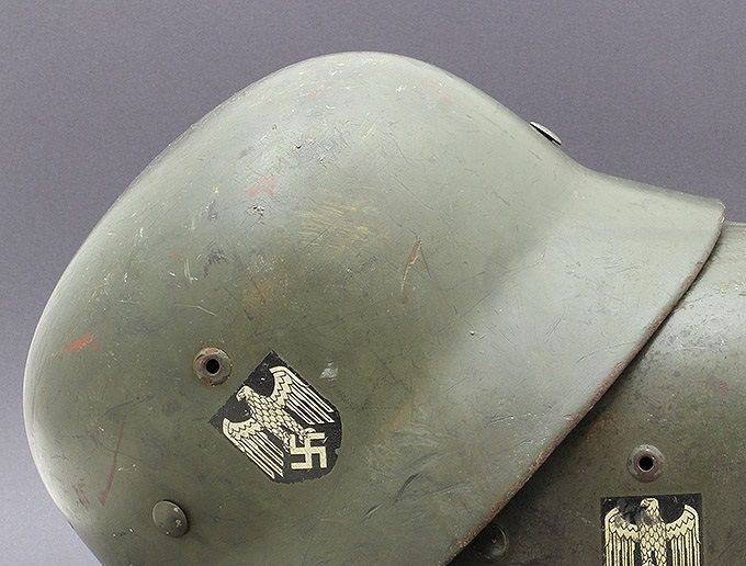 Two M35 helmets with smooth paint finish. To the left a matte SE and to the right an ET.