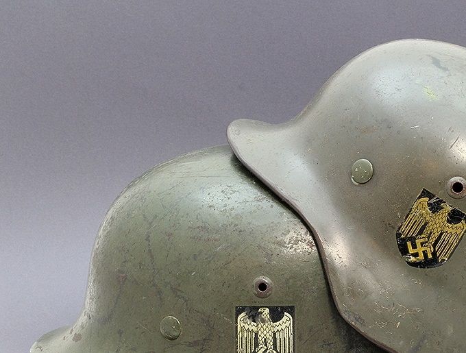 Two M35 ET helmets with smooth paint. To the left a Heer and to the right a KM. Notice the more grey shade of paint on the KM.