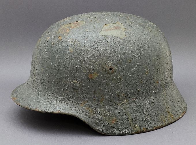 M35 Quist 68 with dark blue paint. Notice the sand and small pebbles in the paint. Large chunks of the thick paint have flaked off.