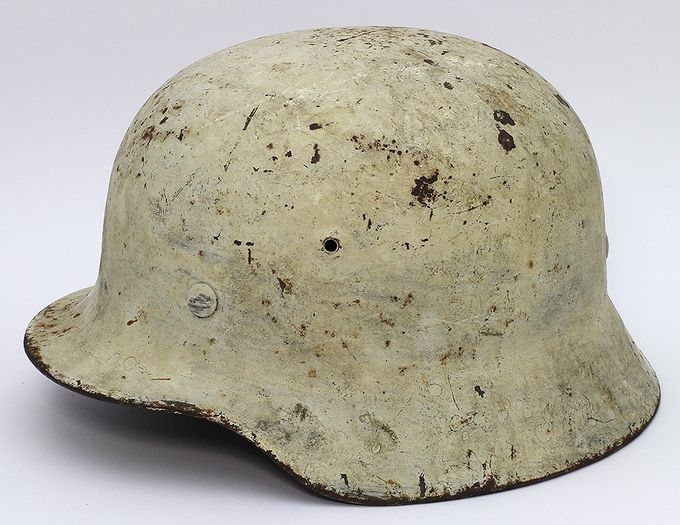 M35 ET62 with white winter camouflage paint. This scheme includes a brushed whitewash layer and a sprayed white paint layer.