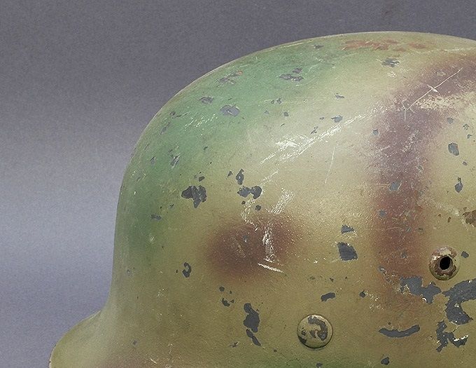 M35 Q66 - sprayed in a tan base color with green and brown patterns over top. The LW decal has flaked off due to poor adhesion to the smooth paint underneath. Similar examples are found in Norwegian collections.