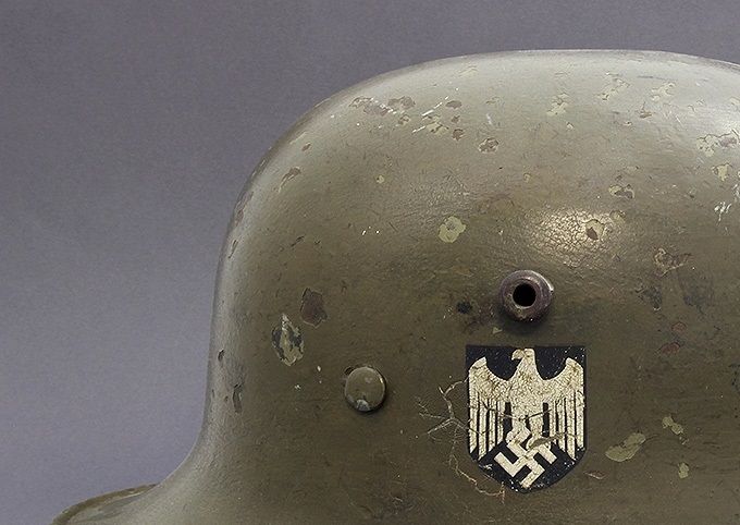 M16/M17 with smooth green paint and a typical transtional decal. Under the Heer decal there is a Weimar decal.