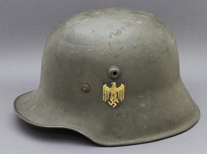 M18 BF 64 (Fulda) with gray mid-war paint and a Huber Jordan & Körner decal that has yellowed from age due to the lacquer.