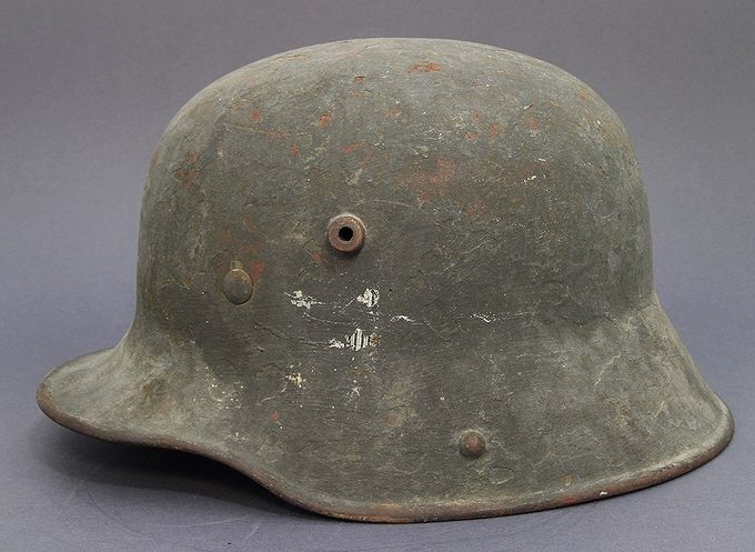 M16/M17 reissue with rough textured paint. The decal has flaked off due to poor adhesion to the rough surface. Typical light gray textured paint commonly found in Norway.