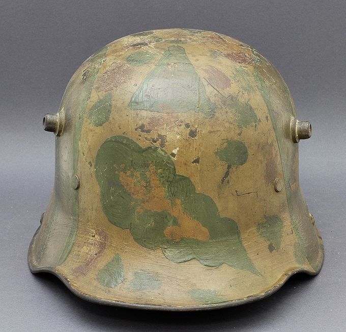The M16 Bell L 64 pictured from the front. Notice the oak leaf painted in light green. The oak leaf is the symbol of honour and heart of the German landser (the infantry soldier) of both wars. Another detail is the Bell vent lugs which are more rounded than the standard ones.