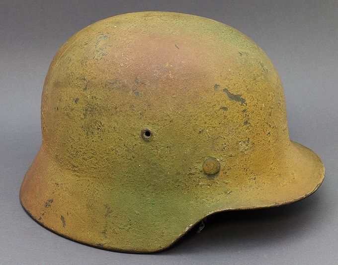 M35 ET64. Sprayed mustard yellow with green and red-brown on top. The colors blend into each other and the paint contains sawdust and woodchips.