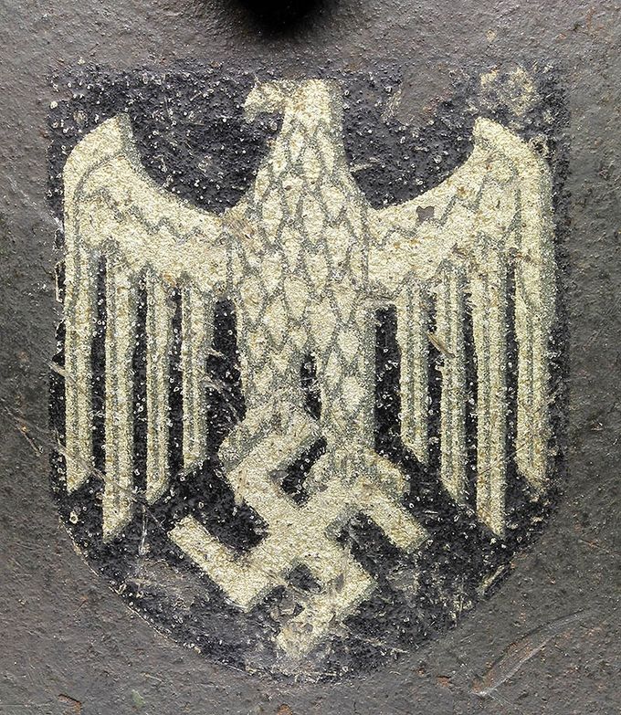 A Heer decal on a M17 Austrian reissue. Methner & Bürger manufactured decal. Poor design.