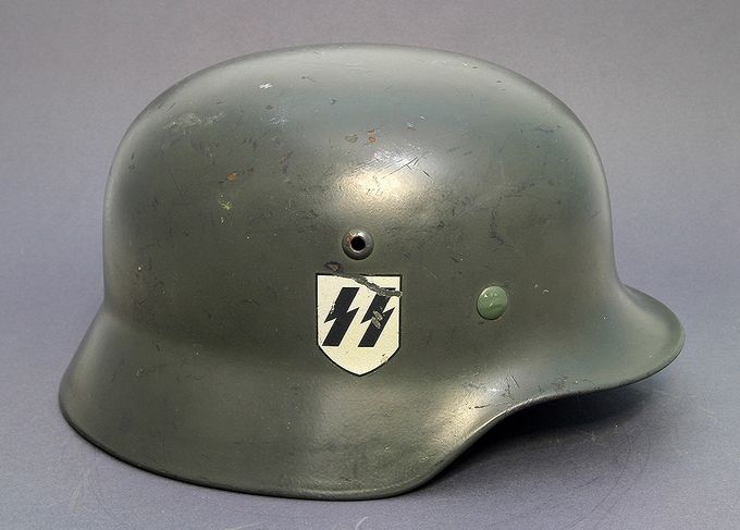 An M35 Quist SS DD with smooth paint. Mark the light green rivet head. The rivet was probably painted seperately with different paint in the manufacturing process. 