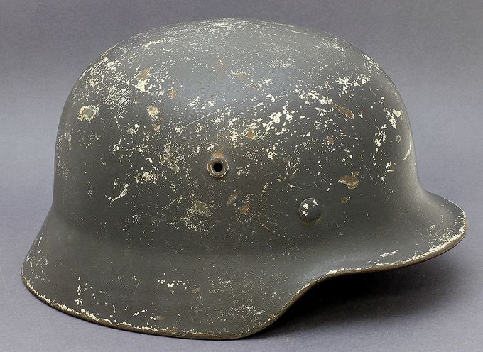 M40 ET64 with dark blue paint. Notice the white winter paint underneath the last layer (Tommy Olsen Collection).
