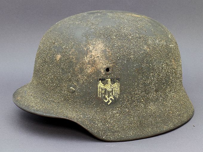 M40 NS66 Heer SD with dark gray sand paint. The paint contains beach sand and remnants from clam shells. This pattern blends in perfectly with concrete backgrounds such as bunker walls and roofs. 