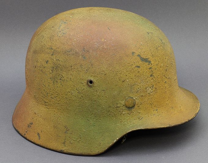 M35 ET64. Sprayed mustard yellow with green and red-brown on top. The colors blend into each other and the paint contains sawdust and woodchips.
