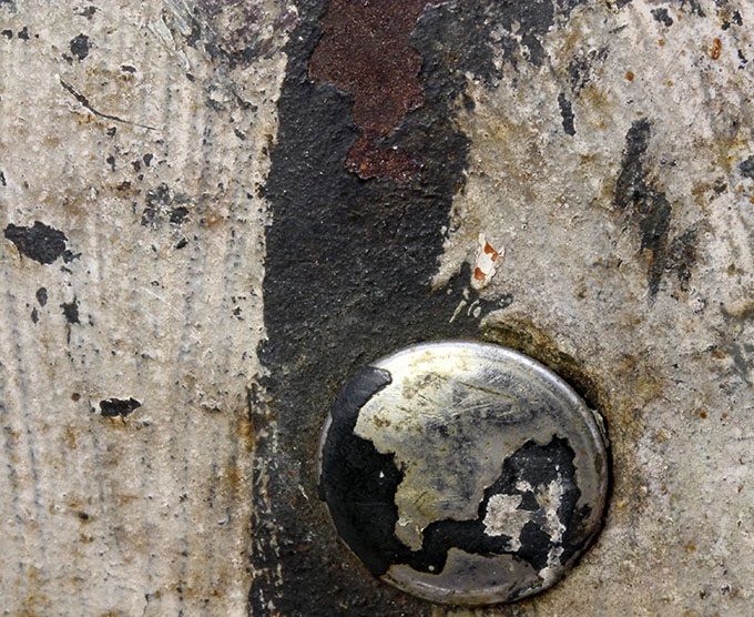 Close-up picture of the rivet head on the left side.