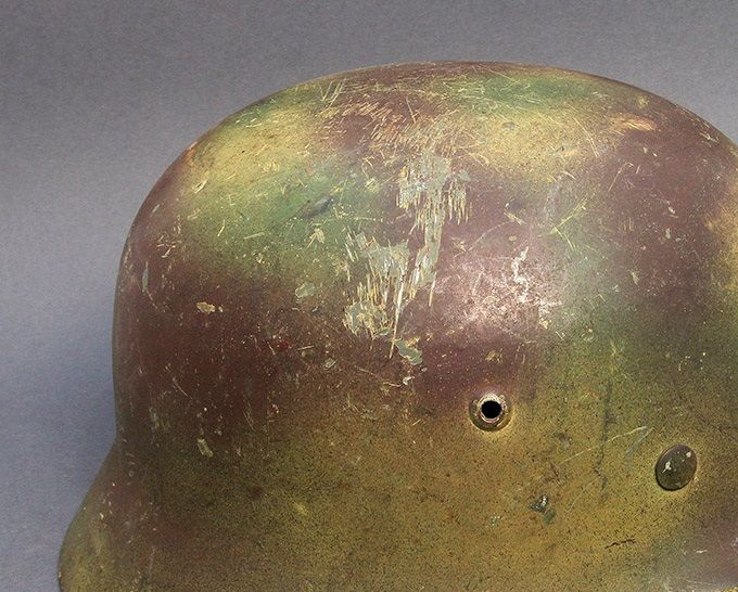 Right side of the helmet. Notice the sharp brown and green colors.