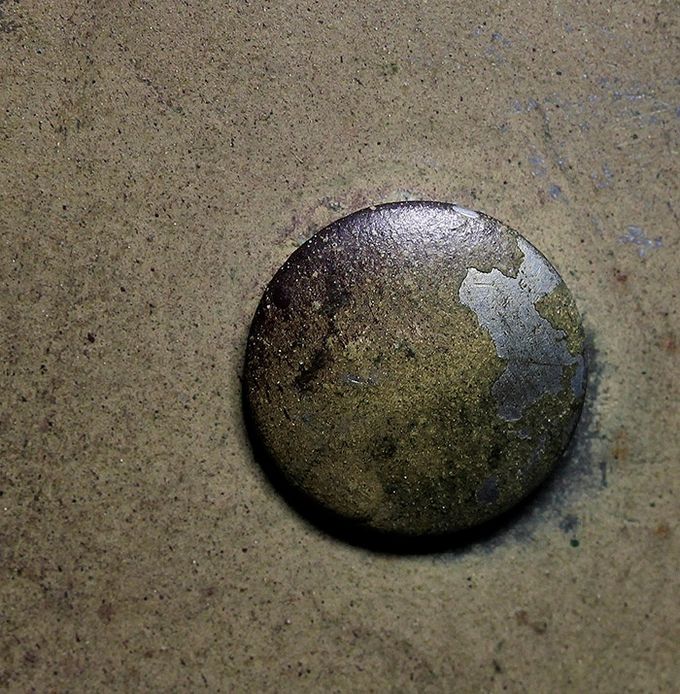 Close-up picture of the rivet head.